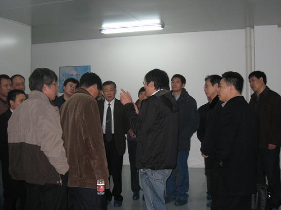 車間里，向電焊機協會參會代表講解斯達半導體整體運行情況